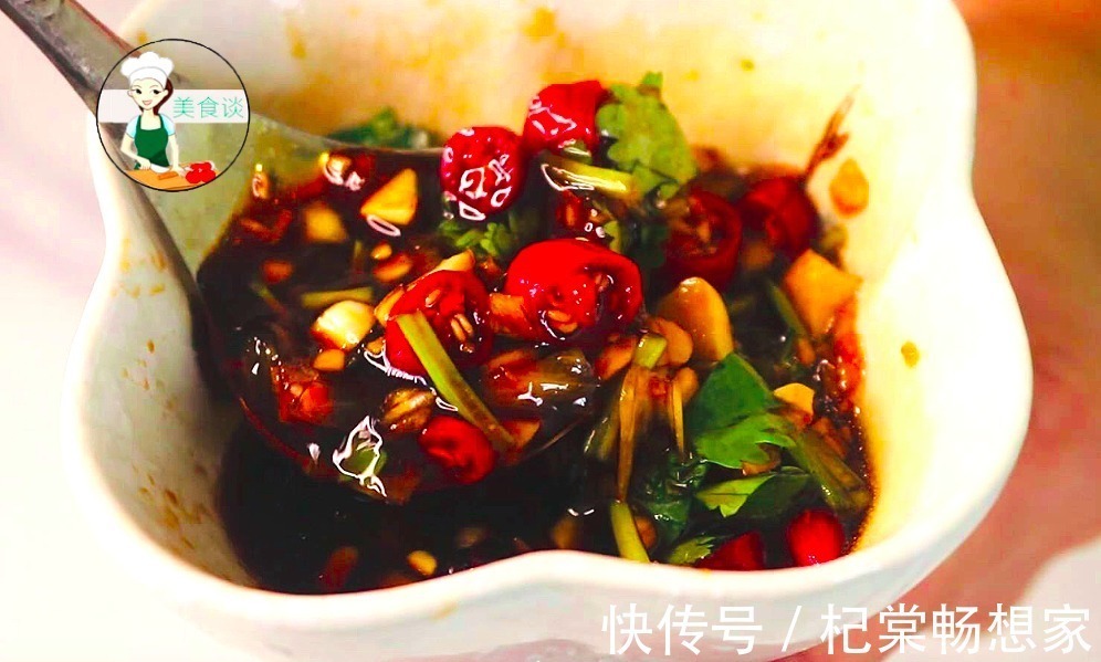 煮白灼虾时,沸水下锅就错了,大厨教你一招,虾肉鲜嫩多汁又不腥