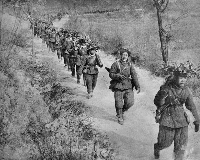 伪军|志愿军战士用一发子弹吓破敌胆，34名伪军成为俘虏，创造战场神话