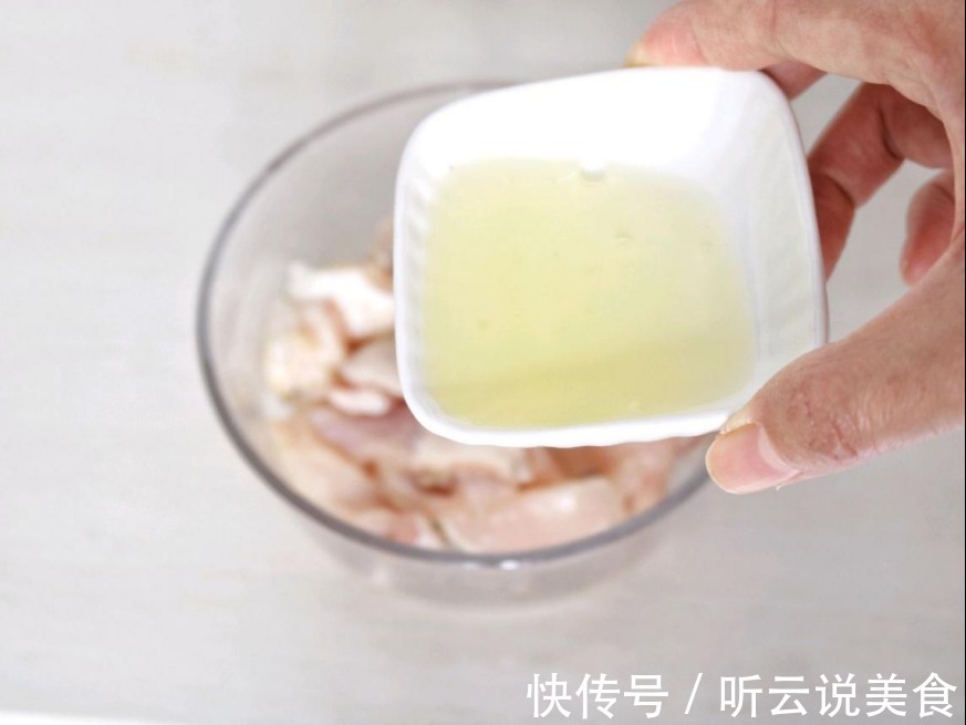 番茄鱼家常做法，鱼片滑嫩如豆腐，汤汁酸爽开胃！