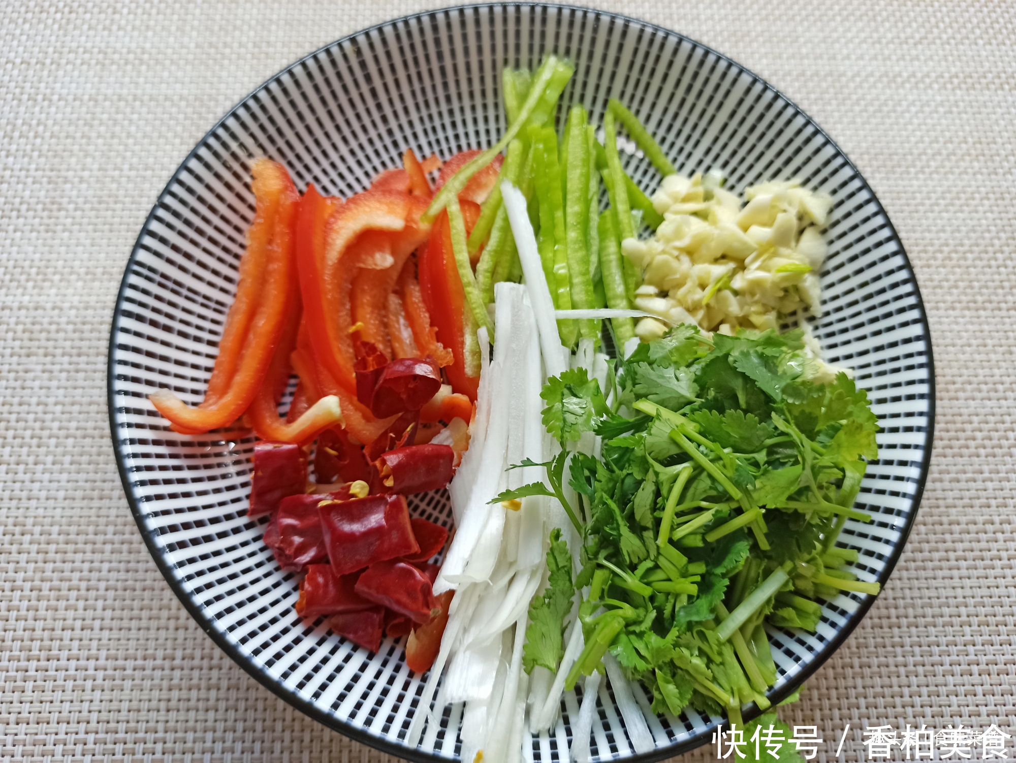 凉拌豆腐丝咋做才好吃？乱倒调味是大忌，做对了比肉香，爽口下饭