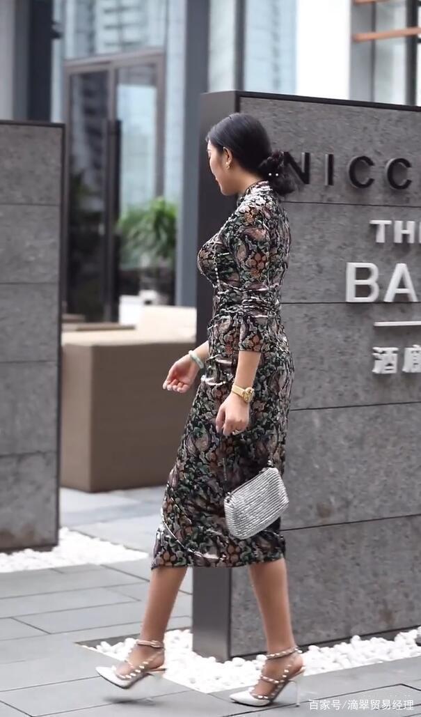 旗袍搭配珍珠,衬出都市名媛的气息