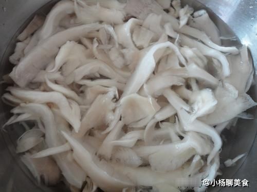 炸平菇时,有人用面粉有人用淀粉,大错特错!大厨教你最正确做法