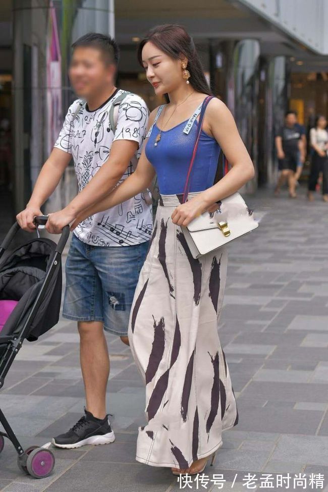 生活质量 时尚辣妈,吊带背心配长裙,成熟女性的温婉风