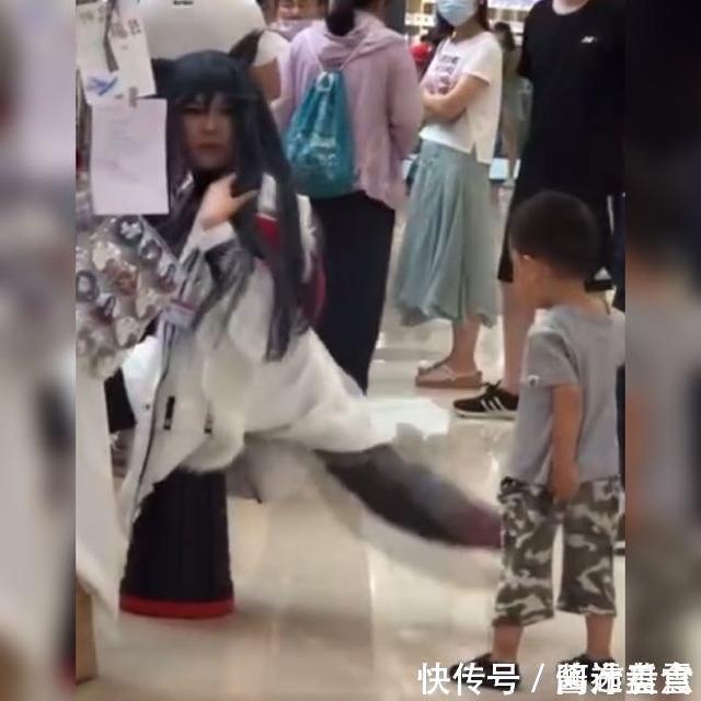 商场|孩子逛商场发现小姐姐有条大尾巴,接下来动作让人笑翻,好奇宝宝