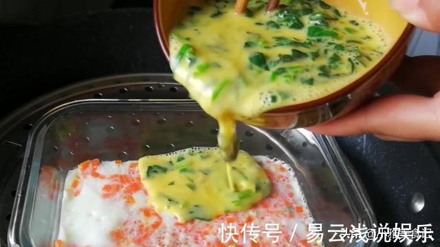 搅拌均匀|我家菠菜从凉拌着吃，加2个鸡蛋，简单几步，上桌孩子抢着吃