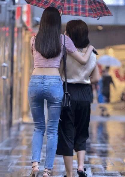 街拍美女“露脐装”美妇,跟她一起出街会不会很尴尬