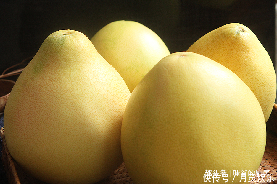 买柚子时,记住“四买四不买”,一挑一个准,皮薄肉甜水分多
