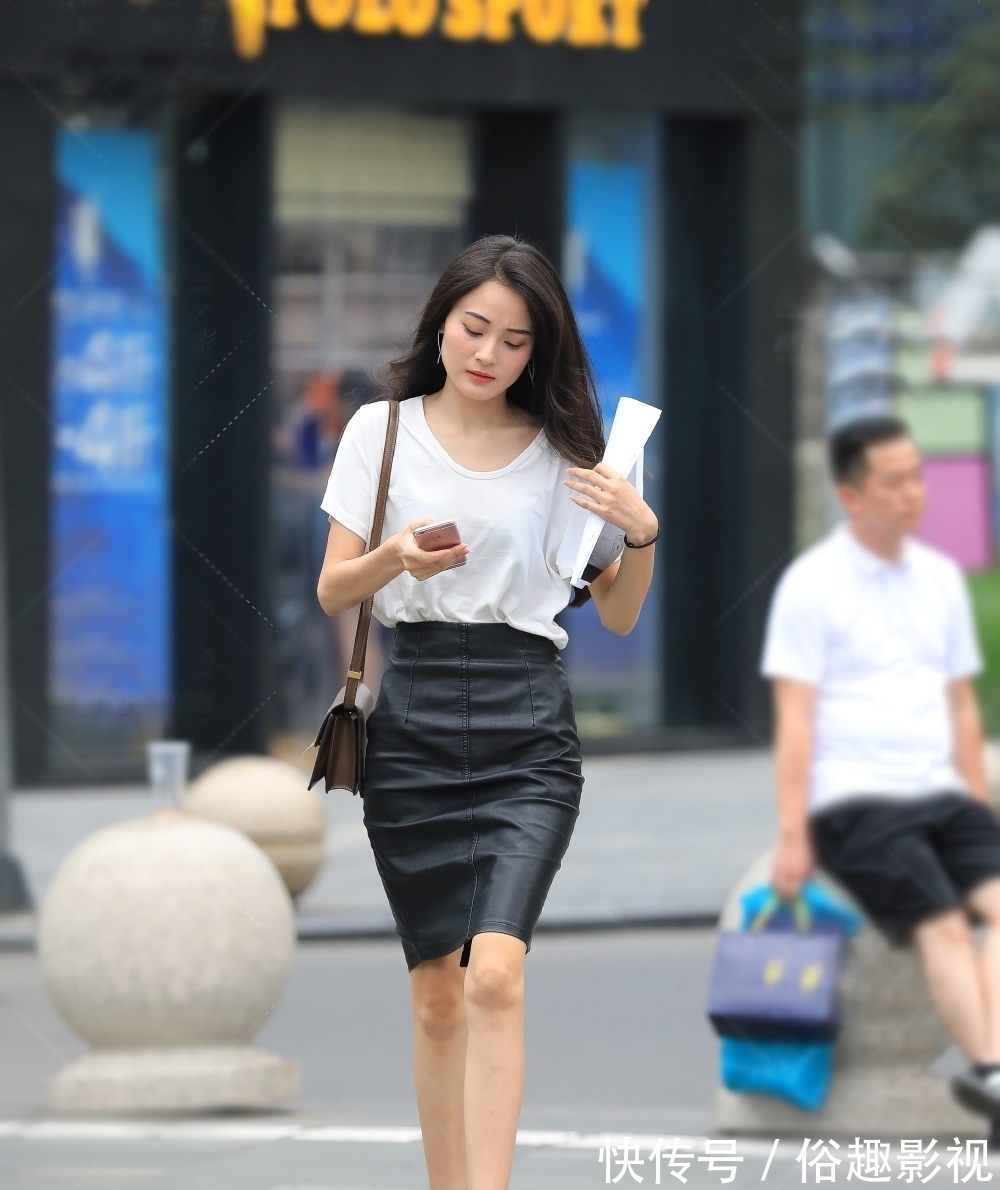 短袖衫 经典的搭配,白色短袖衫配黑色包臀裙,尽显青春的活力,美丽迷人