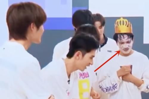 创造营：学员给韩佩泉过生日，一出场就夺目，果然是韩美娟