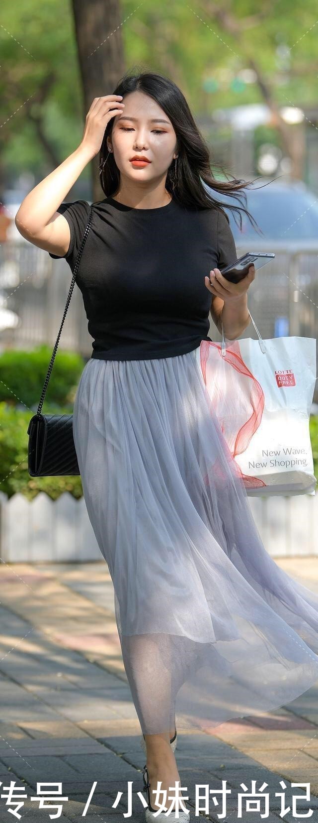 街头美女穿连衣裙秀身材, 却被“拉链”抢镜, 展现不一样的知性美