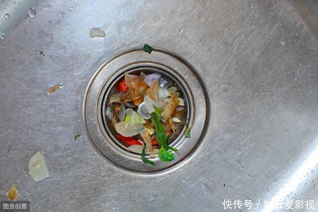 妙招|下水道又被油污堵住,别再用热水冲了,一个小妙招,让它顺畅无阻
