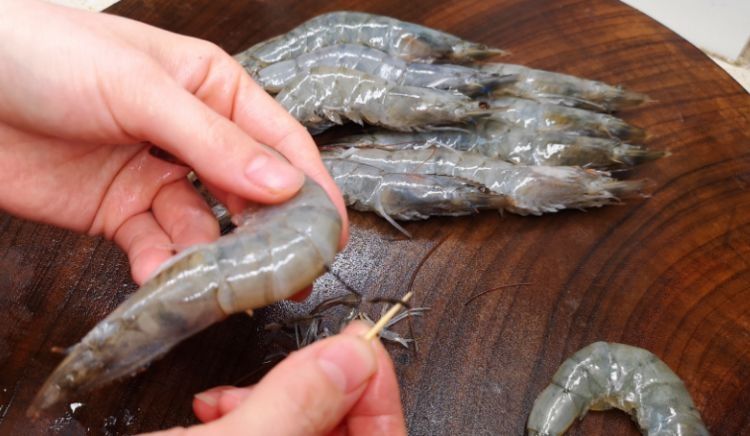 煮虾时用错水，难怪虾肉又老又腥！教你正确做法，虾肉嫩又香