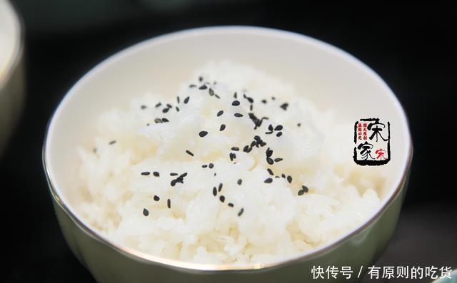 晚餐,老婆花50元做了2菜1汤,发到朋友圈,朋友我娶的是祖宗