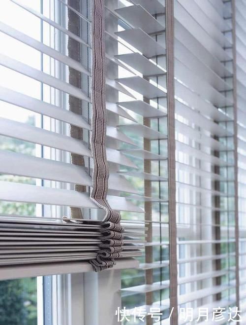 铁艺网|以后阳台我也不封,这样幕布搭木架上遮阳,跟豪宅小露台一样惬意