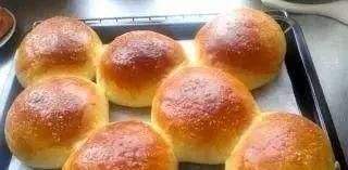 简单的面包做法，不用烤箱不用蒸，香甜柔软，儿子连吃5个直夸香