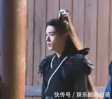 宋亚轩录节目致敬李飞短裤配拖鞋画风很搞笑,李飞看了直说真秀