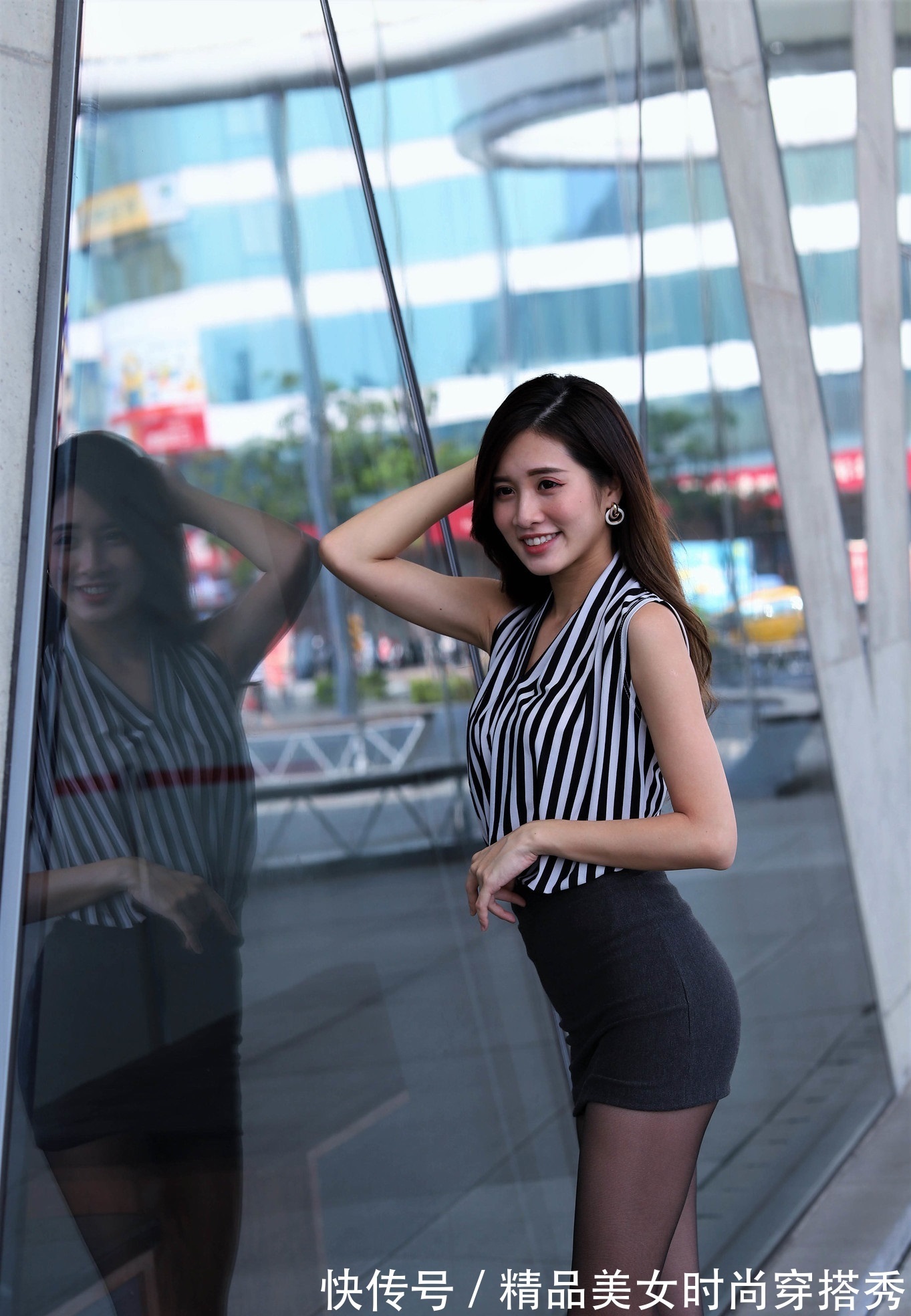 条纹|职场小姐姐身穿黑白条纹衬衫,搭配高腰包臀裙,很是有型