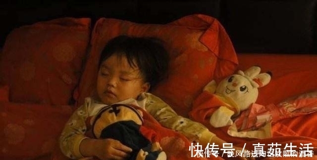 儿子|宝爸不让儿子跟宝妈睡,儿子提出一个折中的办法,换来一顿胖揍