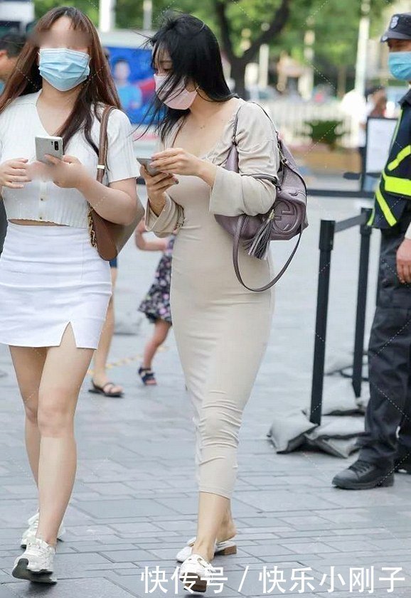 只需|小姐姐一袭米灰色连衣裙,看起来气场十足!