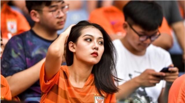 国足|要郝伟下课是小事,看看申花球迷怎么做的,鲁能3人为何落选国足