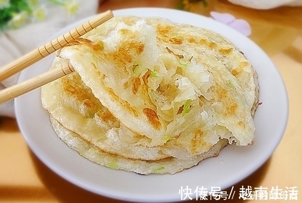 烙饼又干又硬是和面用错了水,牢记3点,饼柔软筋道,放凉不硬