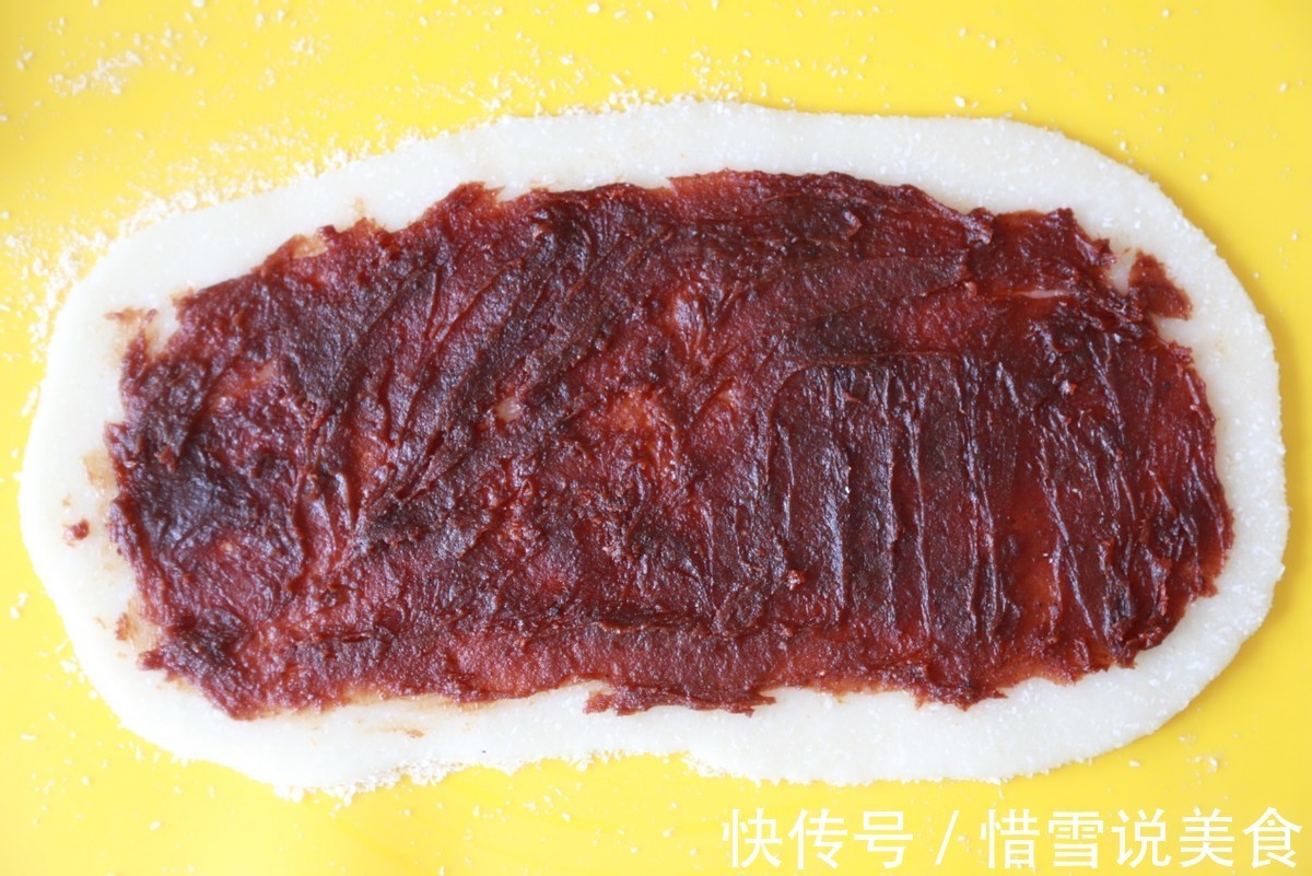 自制糯米豆沙卷,软糯的外皮,甜甜的馅料,真的是太好吃了