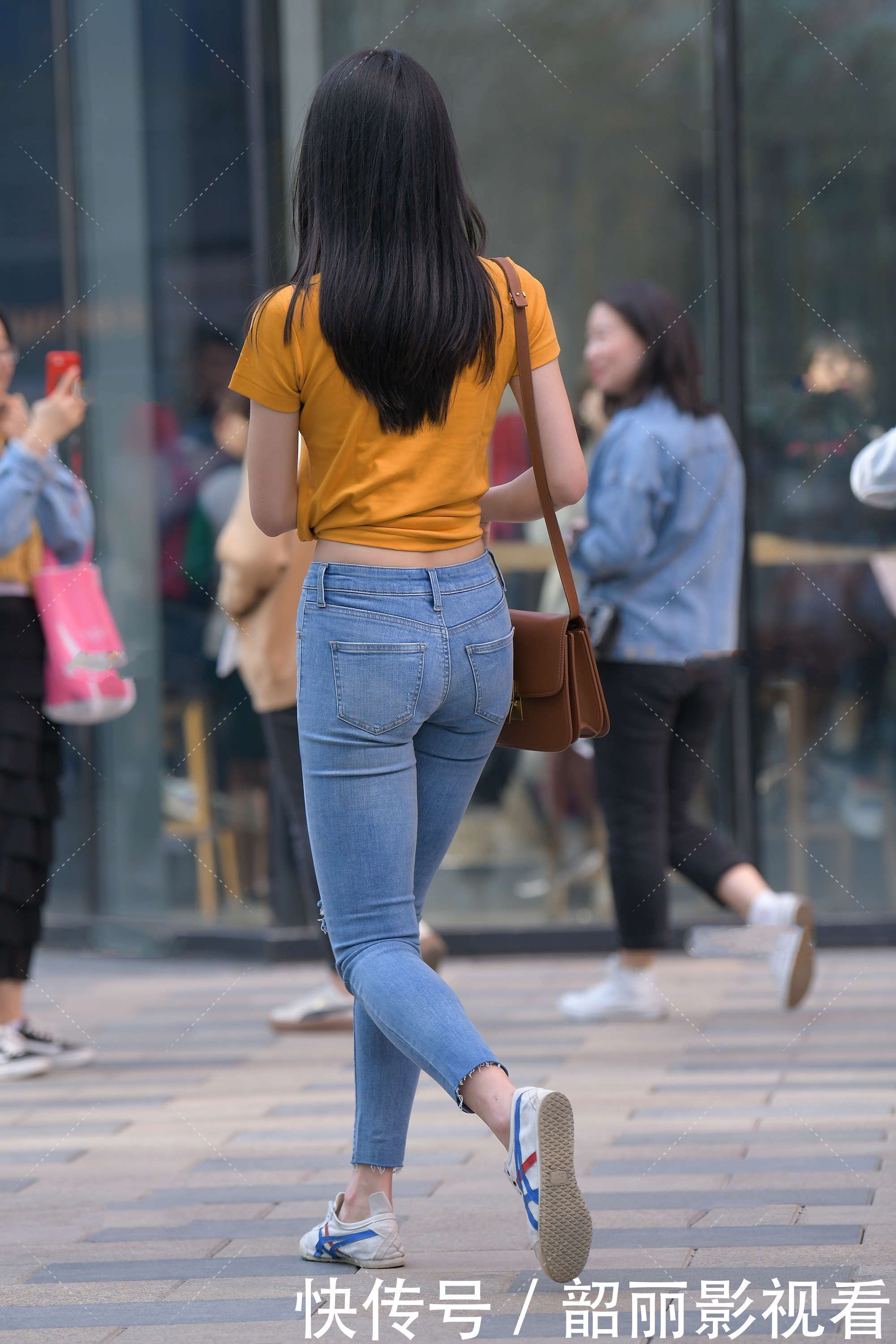 小姐姐 活力满满橙色T恤,搭配浅蓝牛仔裤,营造纯真青春感