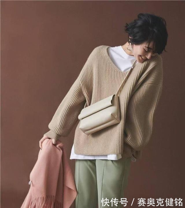 搭配 建议中年女性别穿大红大紫!学会“暖色系”穿搭,今秋这样穿气质