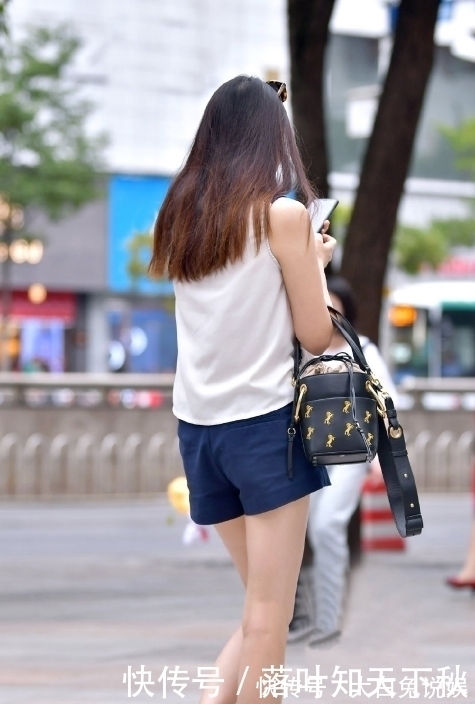 短裤|美女街拍：身材高挑的小姐姐短裤套装，漫步街头，展现青春靓丽美