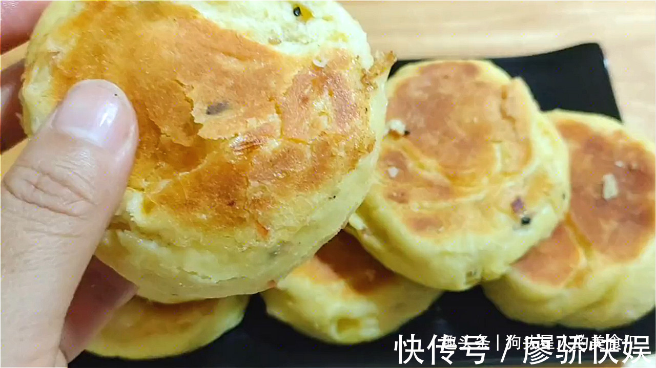 油酥|玉米面油酥饼做法，加多一种材料，口感丰富，吃着蓬松柔软，真香