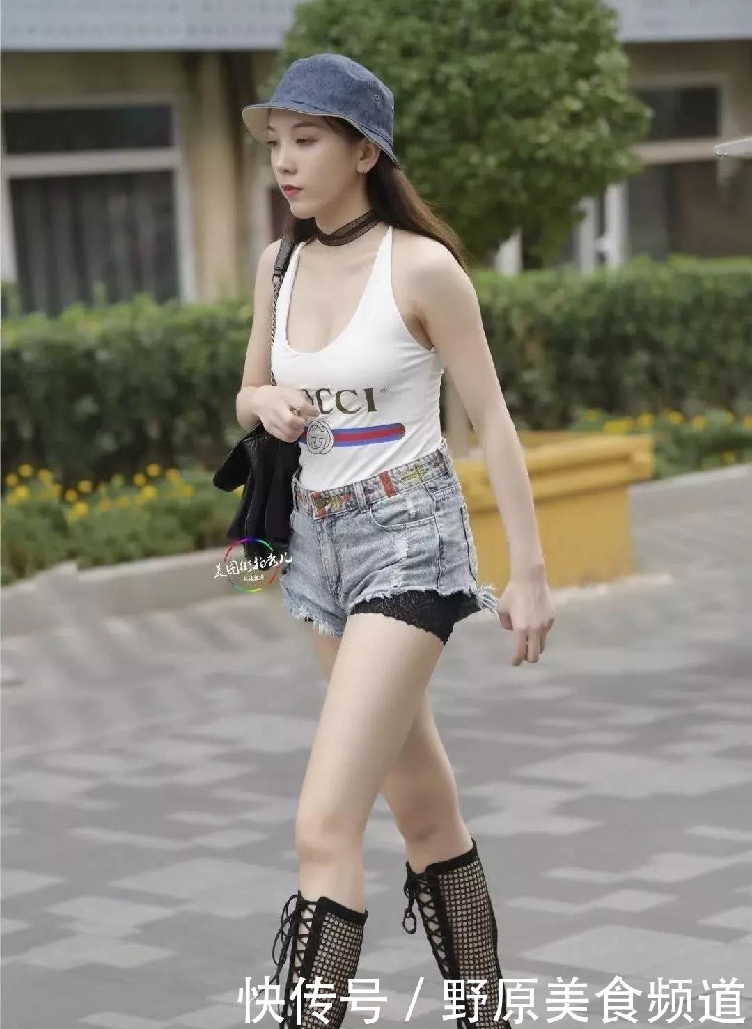 时尚街拍一袭紧身泳装穿出门的妹子,这样真的好吗