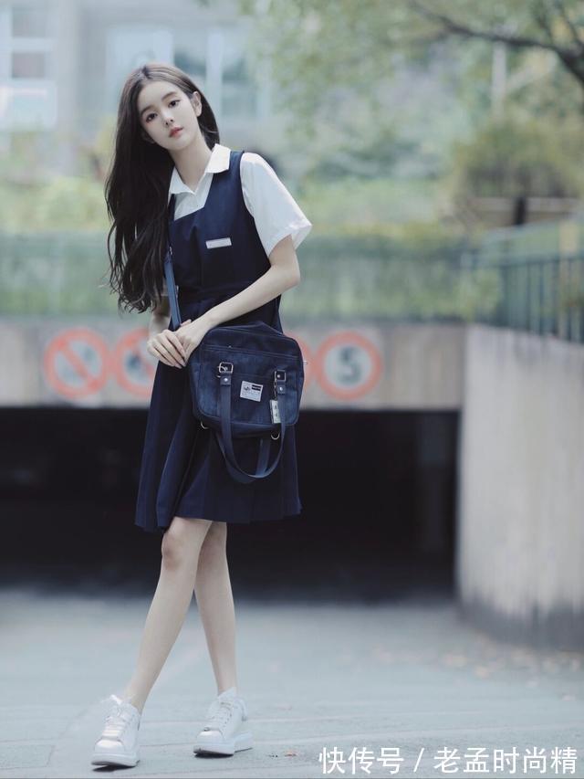 制服 JK制服学生裙正装也很好看,美女穿起来很有青春气息,安静甜美