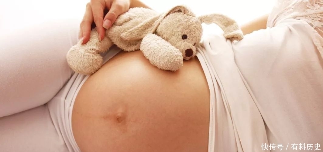 下肢浮肿|孕妇平躺会让胎儿缺氧？孕期三阶段睡姿各不同，更有利于胎儿生长