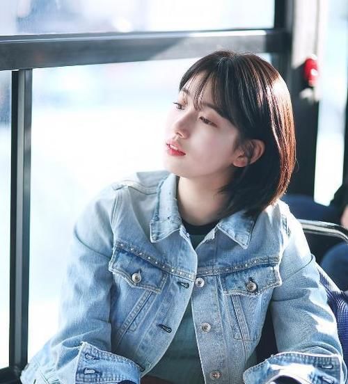 “发际线高”的女人，建议留以下4种“刘海”，显脸小还显年轻