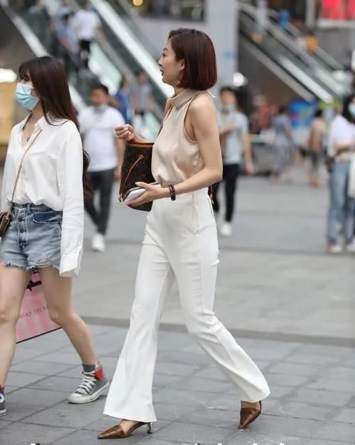 蕾丝 白色时尚打底裤搭配性感粉色上衣,高级感更强,显得更长更有腰身