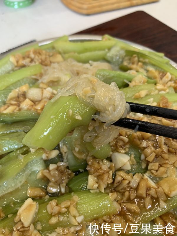 家常|人气家常下饭菜蒜蓉粉丝蒸丝瓜，一秒征服家人的胃