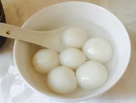 煮汤圆时，开水下锅还是冷水下锅？这样煮，汤圆不粘锅不露馅