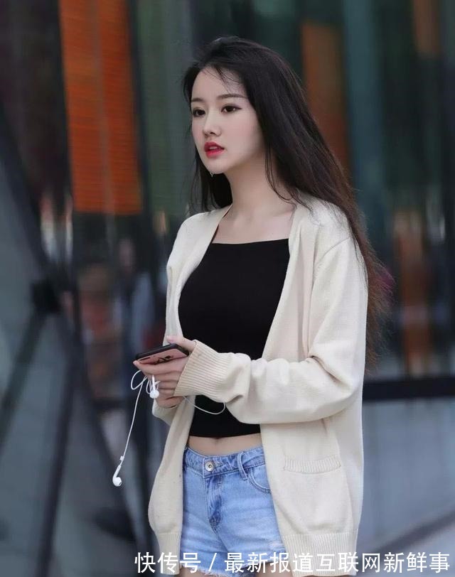 小姐姐 宽松的针织开衫+牛仔短裤搭配,大方随性的穿搭,更显知性魅力!