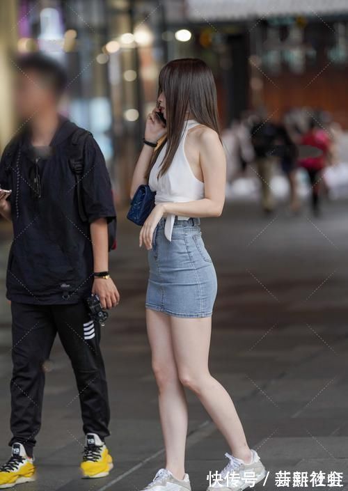 女生们 白色围颈露肩背心搭牛仔短裙,潮流个性,元气满满