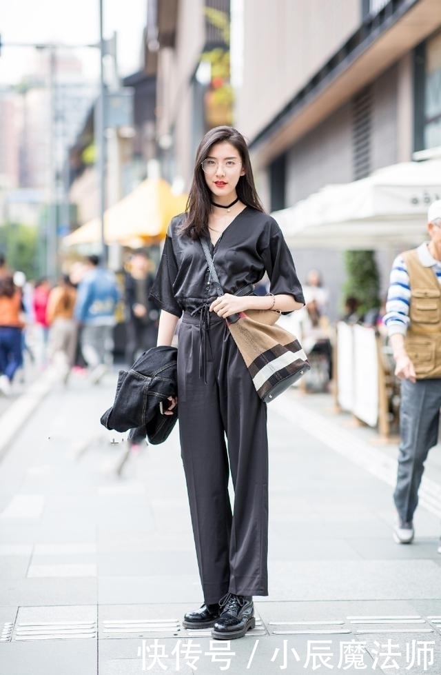 显高|路人街拍,美女白色开衫搭配红色休闲裤,非常的显高