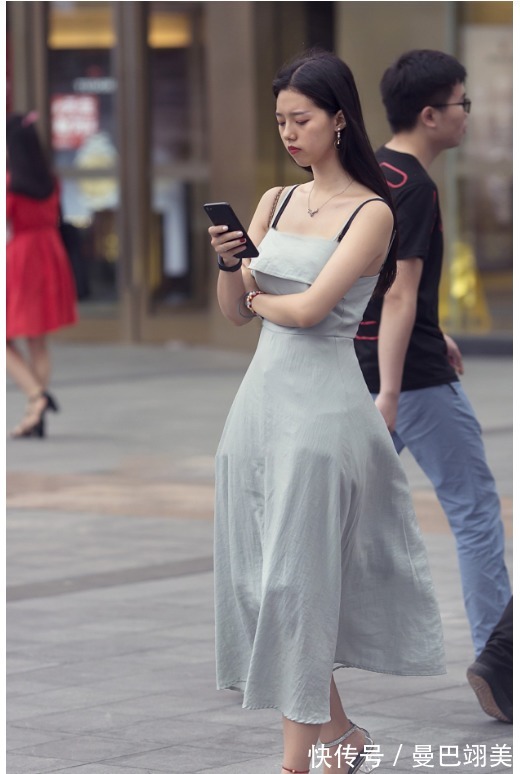 蕾丝|30岁女人穿纯色连衣裙,面料要有高级感,优雅到骨子里