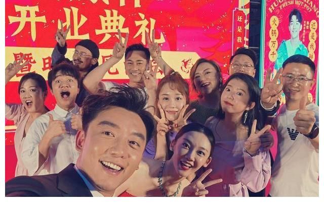 郑恺被资本利用割韭菜，火锅店遭人拉横幅维权，责任不全在他身上