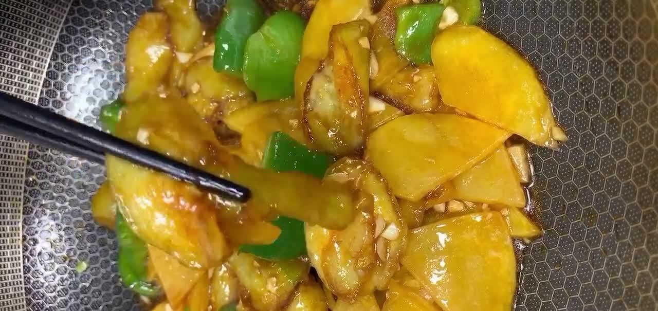 传统东北地三鲜的做法，咸香入味色泽油亮，东北人百吃不腻