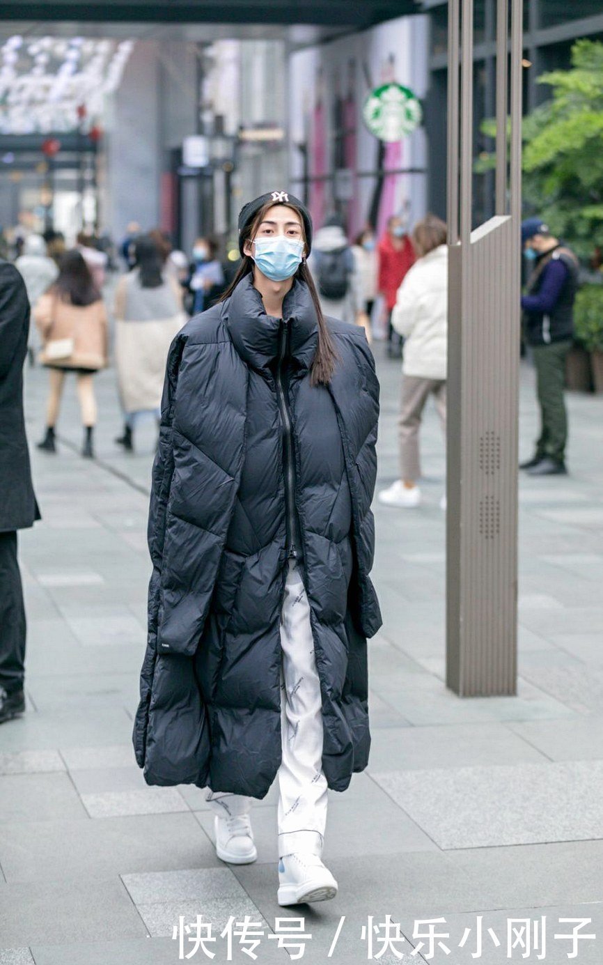 暖暖的还能凹造型，依然是各种款式的黑色外套，让这个冬天充满爱