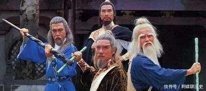 武功|晚年洪七公为何打不过周伯通?十八掌越老越弱?周伯通为何越老越强