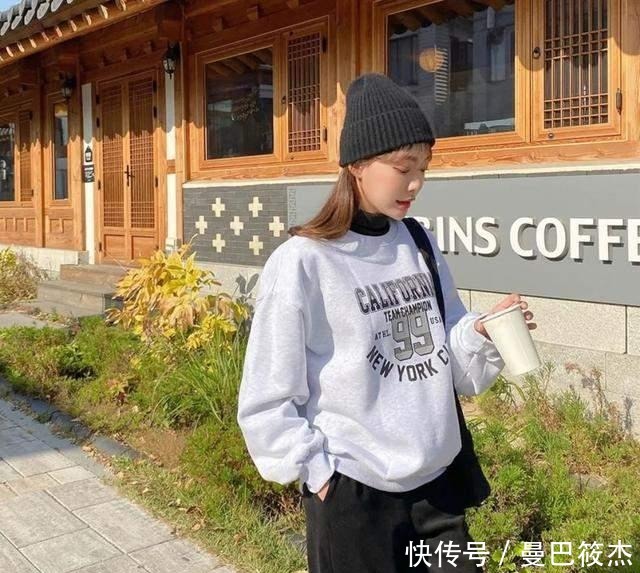 2021最流行这样穿，卫衣+阔腿裤，搭什么鞋子都好看