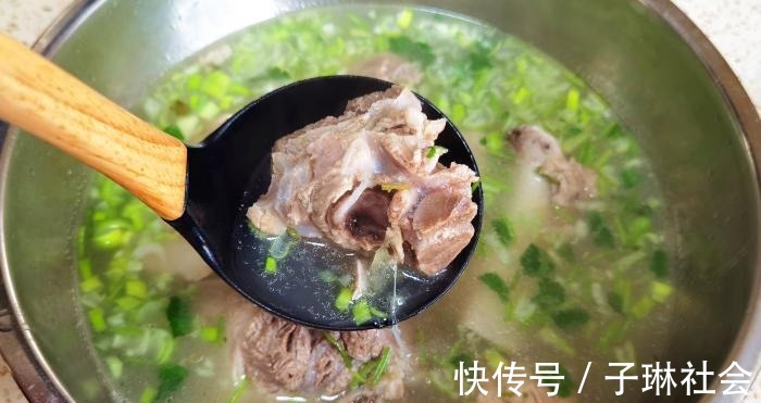 滋补|冷天,多给喝此道汤,比喝羊肉汤强,一周吃一回,滋补强身过寒冬