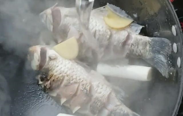 鲫鱼汤怎样炖像牛奶一样白?这3步是关键,做对了,鱼汤又白又鲜