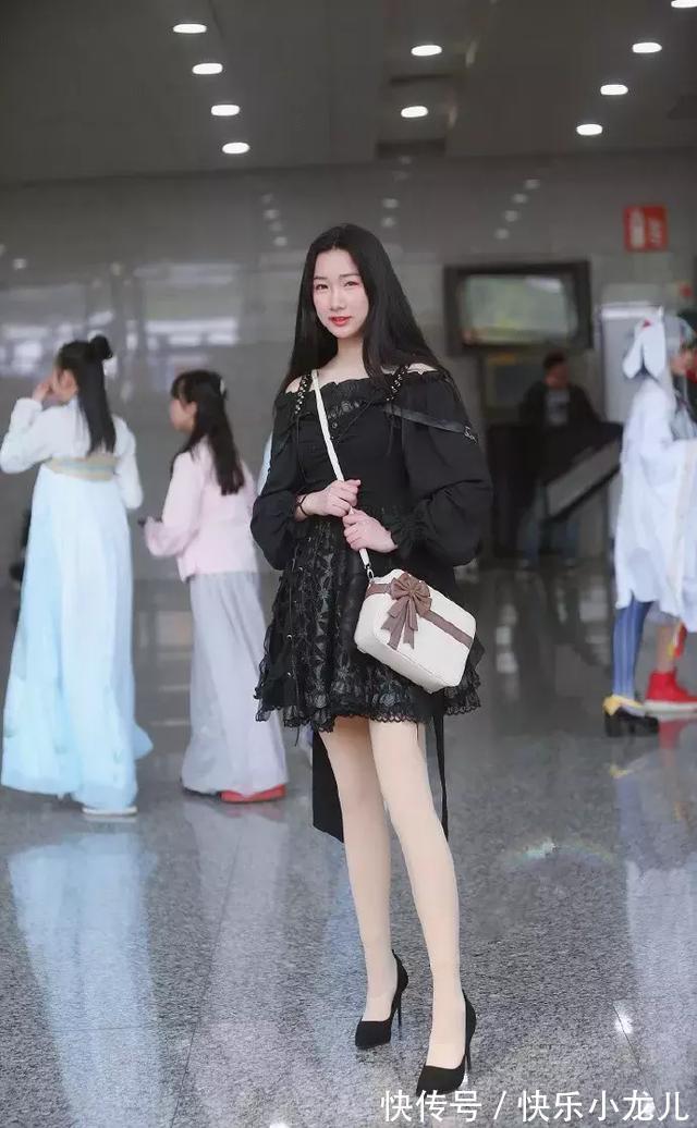 高跟鞋 蕾丝钩花设计,一双肉色的丝袜,穿搭在身上显得更加的高贵