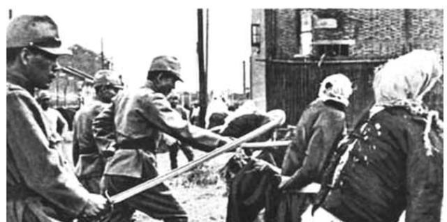 日本|老人有一破战刀，日本商家高价收买，但他不卖，只因刀上有几个字